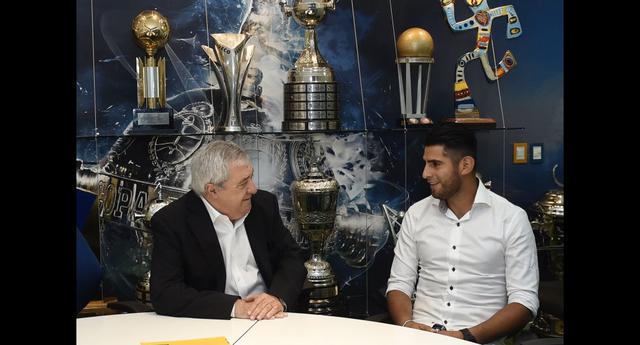 Jorge Amor Ameal y Carlos Zambrano luego de firmar el contrato que lo une a Boca Juniors. (Foto: Twitter Boca Juniors)