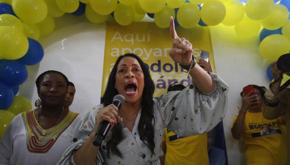 La candidata y fórmula vicepresidencial de Rodolfo Hernández, Marelen Castillo, pronuncia un discurso frente a un grupo de simpatizantes, el 6 de junio de 2022, en Cali, Colombia. (EFE/Ernesto Guzmán).