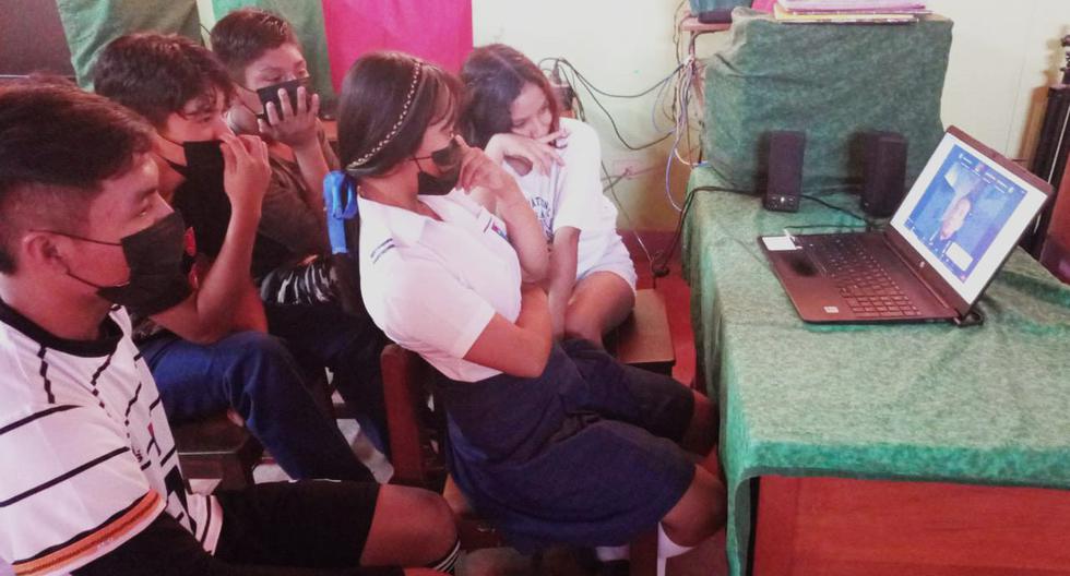 Alumnos de la IE Villa el Salvador, Pucallpa, escuchan al periodista Pedro Canelo contar su experiencia como corresponsal y profesional.