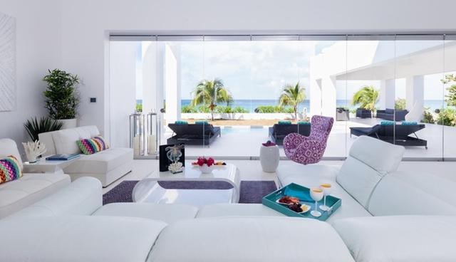 En los ambientes interiores sobresale el blanco, con pequeñas dosis de color en cojines y sofás. Esta sala se conecta directamente con la naturaleza. (Foto: The Beach House)