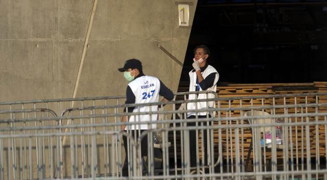 Dos hombres utilizan tapabocas como medida de prevención ante el coronavirus.  (Foto: EFE/ Jorge Torres)
