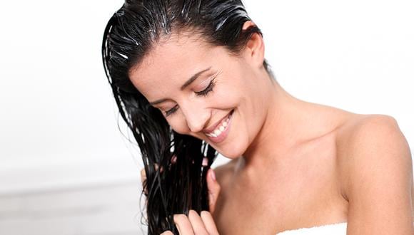 La exclusiva fórmula de Dove contiene óleos que llegan hasta las partes más secas de la cabellera para proteger sus proteínas y nutrientes.