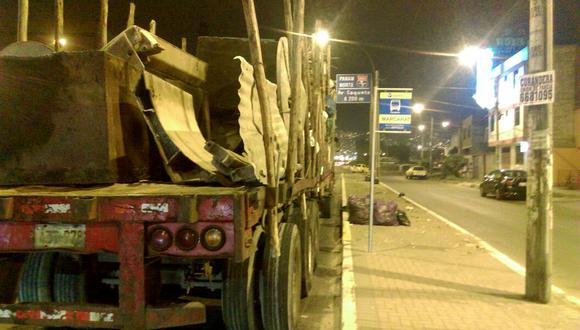 Camión se queda estacionado en paradero del Metropolitano (Foto: WhatsApp El Comercio)