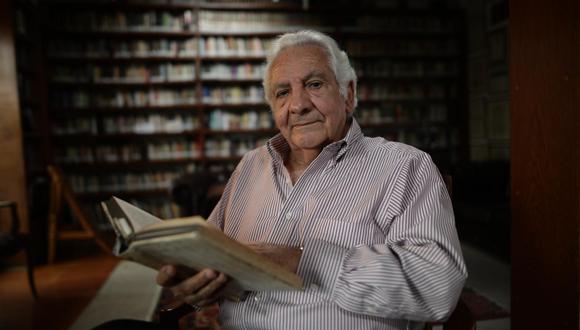 Max Hernández Camarero en su estudio miraflorino. El lugar más destacado en su biblioteca lo tiene Sigmund Freud. (Foto: Anthony Niño de Guzmán /GEC)