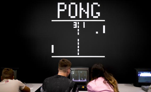 Un visitante en una partida del videojuego "Pong" en el Gamescom en Cologne, Alemania. (Foto: AFP)