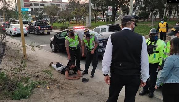 Momento de la captura del sujeto sindicado de golpear en los genitales a un niño cuando se iba a tomar una foto. (Foto: Municipalidad de Surco)