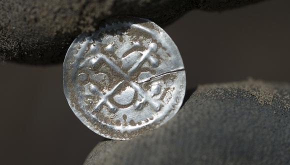 Se han rescatado más de 600 piezas de plata del siglo X después de Cristo, entre las que se encuentran hasta 100 monedas acuñadas por el rey Blåtand. (AP).