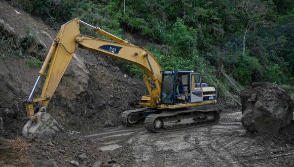 Una excavadora despeja el camino a Puerto Cruz en Los Duraznos, estado de La Guaira, Venezuela luego de que los trabajadores lo limpiaran del lodo luego de las fuertes lluvias que causaron deslizamientos de tierra.