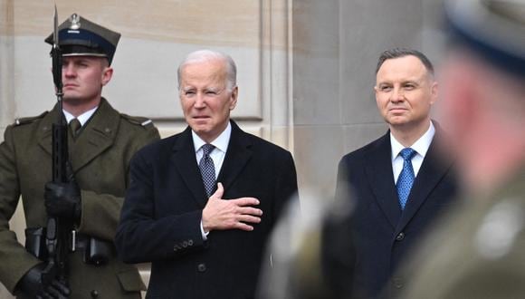 El presidente de los Estados Unidos, Joe Biden (izquierda), y el presidente de Polonia, Andrzej Duda, asisten a una ceremonia de bienvenida antes de las conversaciones en el Palacio Presidencial de Varsovia el 21 de febrero de 2023. (Foto de Mandel NGAN / AFP)