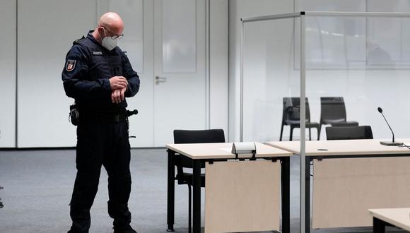 Un oficial judicial mira su reloj antes de un juicio contra una exsecretaria nazi de 96 años en Alemania. (Markus Schreiber / AFP).