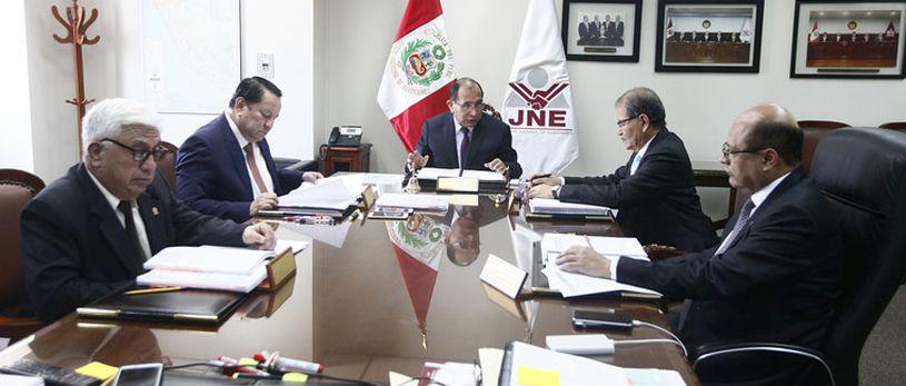 El JNE precisó que se trata de una medida excepcional ante la falta de pronunciamiento del Concejo de Regidores de Villa María del Triunfo, que debió resolver, en primera instancia, la situación de la alcaldía distrital, hecho que no se ha producido a la fecha, lo cual podría afectar la estabilidad política, social y económica de esa localidad. (Difusión)