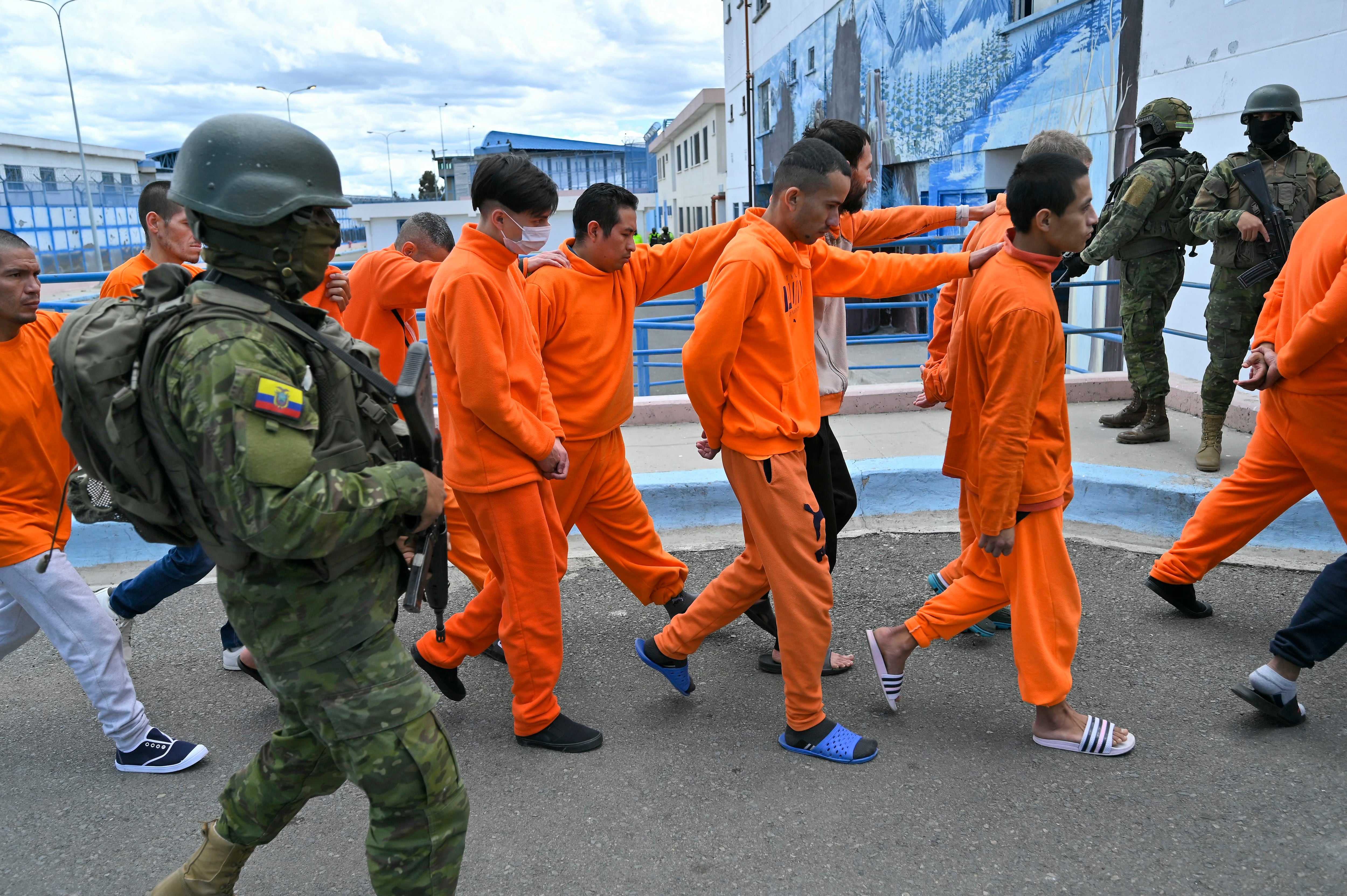 Miembros del Ejército durante un recorrido con la prensa en el penal de Cotopaxi, en Latacunga, Ecuador, el 22 de febrero de 2024. (Foto de Rodrigo Buendia / AFP).