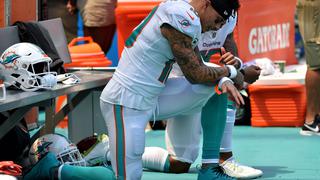Estados Unidos: Dos jugadores de la NFL se arrodillan durante el himno nacional