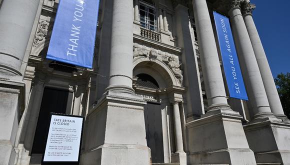 Imagen del museo Tate Britain, actualmente cerrado a los visitantes debido a la actual pandemia de coronavirus. Así lo anuncia un aviso instalado en su frontias. (JUSTIN TALLIS / AFP)