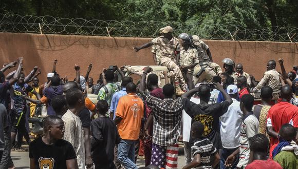 Los manifestantes animan a las tropas de Níger mientras se reúnen frente a la embajada francesa en Niamey durante una manifestación que siguió a una manifestación en apoyo de la junta de Níger en Niamey el 30 de julio de 2023. (Foto por AFP)