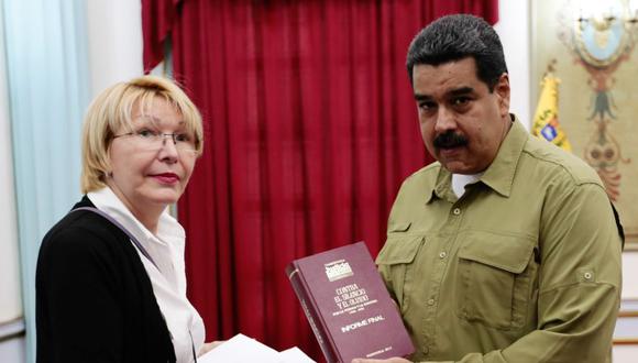 El presidente de Venezuela Nicolás Maduro y la fiscal general Luisa Ortega en una imagen del 1 de abril de este año, cuando ya se notaba el distanciamiento de la chavista. (AFP).