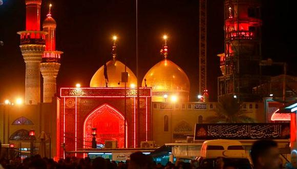 Musulmanes chiíes se reúnen ante el santuario del imán Moussa al-Kadhim, durante una procesión de Muharram en Bagdad, Irak, el lunes 9 de septiembre de 2019.&nbsp; (Foto: AP)