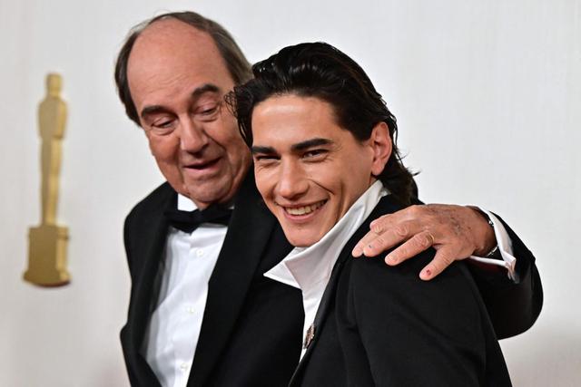 El actor uruguayo Enzo Vogrincic lució así en la alfombra roja de los Premios Oscar 2024.