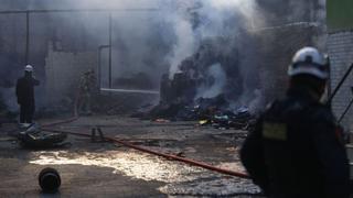 La Victoria: bomberos trabajan para apagar incendio en un almacén de productos químicos 