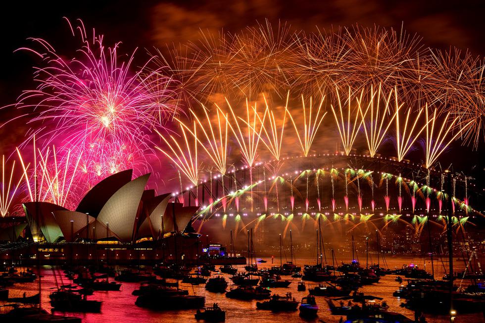 Fuegos artificiales explotan sobre el Puente del Puerto de Sídney y la Ópera de Sídney durante las celebraciones de Nochevieja en Sídney el 1 de enero de 2024. (Foto de Izhar KHAN / AFP)