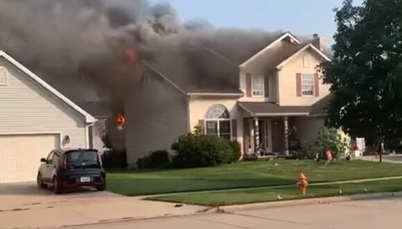 Esta casa en pleno fuego demuestra por qué los pirotécnicos están prohibidos (Foto: Twitter)