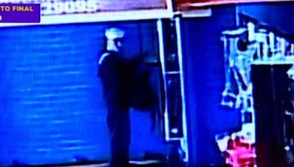 La grabación que muestra al sujeto vestido de marino robando en una tienda fue difundida en varios medios de comunicación. (Foto: Captura/Latina)