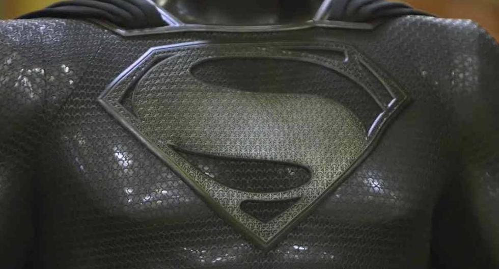Todo indica que Superman iba a usar su traje de regeneración durante toda la película y luego el manto clásico para su regreso oficial como Superman al final de la cinta.(Foto: Warner Bros)