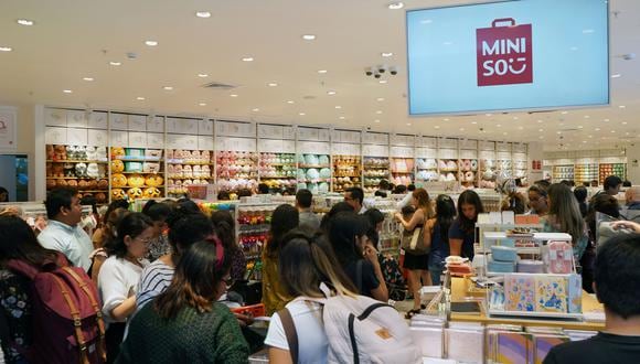 Miniso inaugura su primer 'stand alone' en San Isidro. La tienda bandera está en la intersección de la Av. Rivera Navarrete y la calle Chinchón. La cadena invirtió medió millón de dólares en este local.