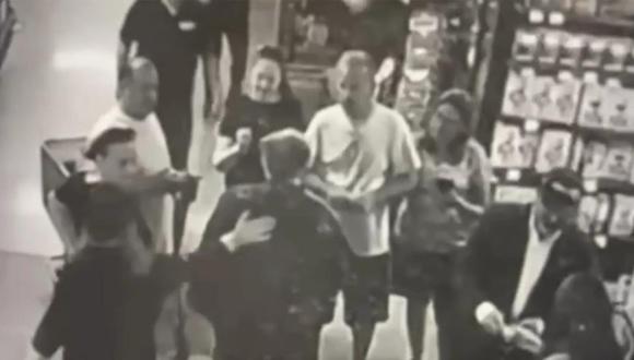 Daniel Gill, de 39 años, fue acusado de agresión en segundo grado por golpear en la espalda a Rudy Giuliani. (Captura de video).