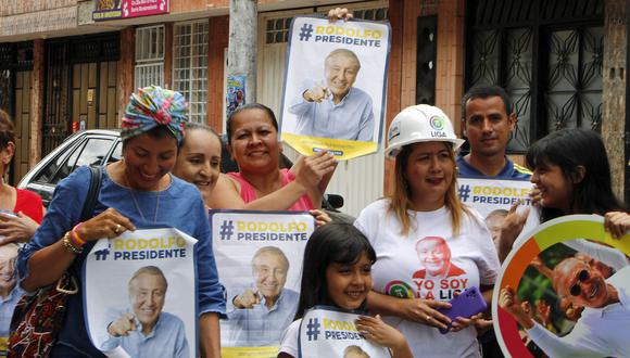 Seguidores del candidato presidencial Rodolfo Hernández, de la Liga de Gobernantes Anticorrupción, muestran sus afiches en Bucaramanga (Colombia).