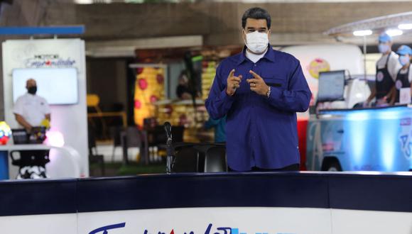 Esta foto distribuida por la oficina de prensa del palacio presidencial de Miraflores muestra al presidente de Venezuela, Nicolás Maduro, hablando durante la ceremonia de apertura de un evento con empresarios en Caracas, el 3 de agosto de 2022. (Foto de MARCELO GARCIA / Oficina de prensa de Miraflores / AFP)