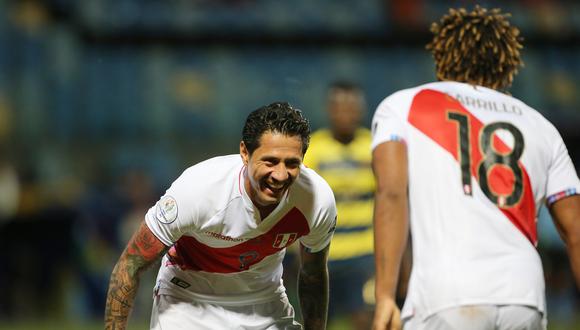 Gianluca Lapadula celebra con André Carrillo el segundo gol de la selección peruana ante Ecuadior. Foto: REUTERS/Diego Vara