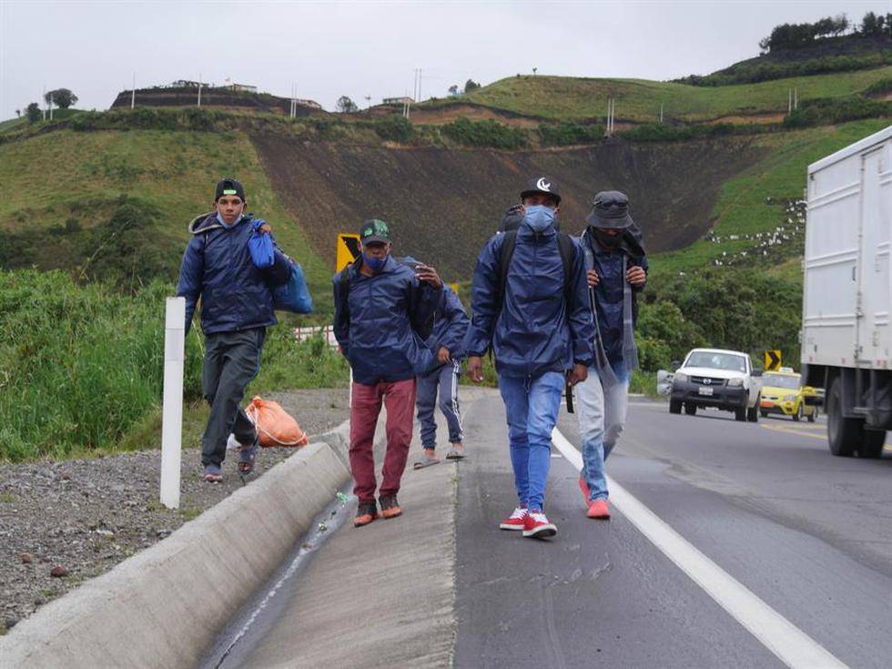 Grupos de migrantes venezolanos caminan por una carretera ayer, en la región de Tulcán (Ecuador), pese al cierre de fronteras por el coronavirus en los países andinos. (Foto: EFE/ Xavier Montalvo)