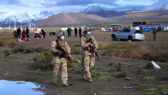 Soldados chilenos vigilan la frontera con Bolivia en Colchane, Chile, el 17 de febrero de 2022.