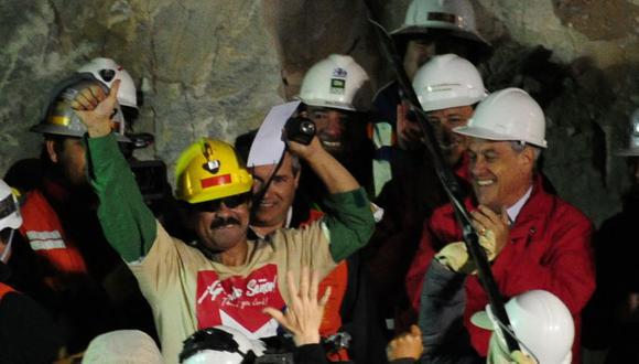 En esta foto de archivo tomada el 13 de octubre de 2010, el minero chileno Juan Illanes celebra después de salir de la cápsula Fenix ​​luego de ser sacado a la superficie luego de una terrible experiencia de 10 semanas en la mina colapsada San José, cerca de Copiapó, 800 km al norte. de Santiago. (Foto: Martin BERNETTI / AFP)