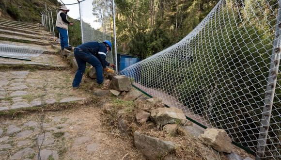 Magda Mateos, directora de la DDC Cusco, señaló que dicha malla será reemplazada por un cerco vivo de especies forestales nativas de la zona | Foto: Ministerio de Cultura