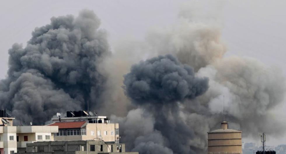 Esta foto de archivo del 21 de noviembre del 2012 muestra una bomba aterrizando en la ciudad de Gaza durante lo que los testigos dijeron que un ataque aéreo israelí.  (Foto: Reuters)