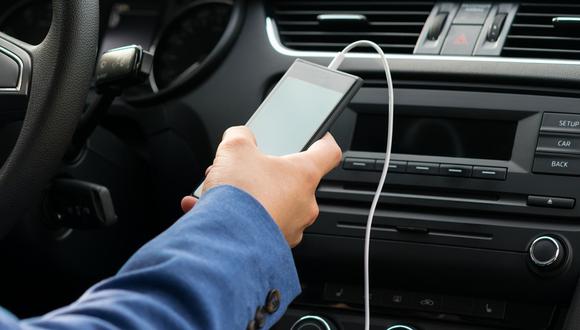 Por qué cargar el teléfono móvil con el USB del coche puede no ser