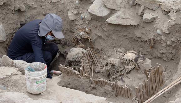 Fotografía cedida por el Ministerio de Cultura de Perú de arqueólogos mientras trabajan con momias halladas en una pirámide prehispánica, en Lima (Perú) | Foto: EFE/ Ministerio De Cultura