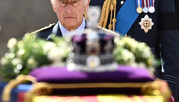 Carlos III de Gran Bretaña camina detrás del ataúd de la reina Isabel II, durante una procesión desde el Palacio de Buckingham hasta el Palacio de Westminster, en Londres, el 14 de septiembre de 2022. (Foto de Marco BERTORELLO / AFP)