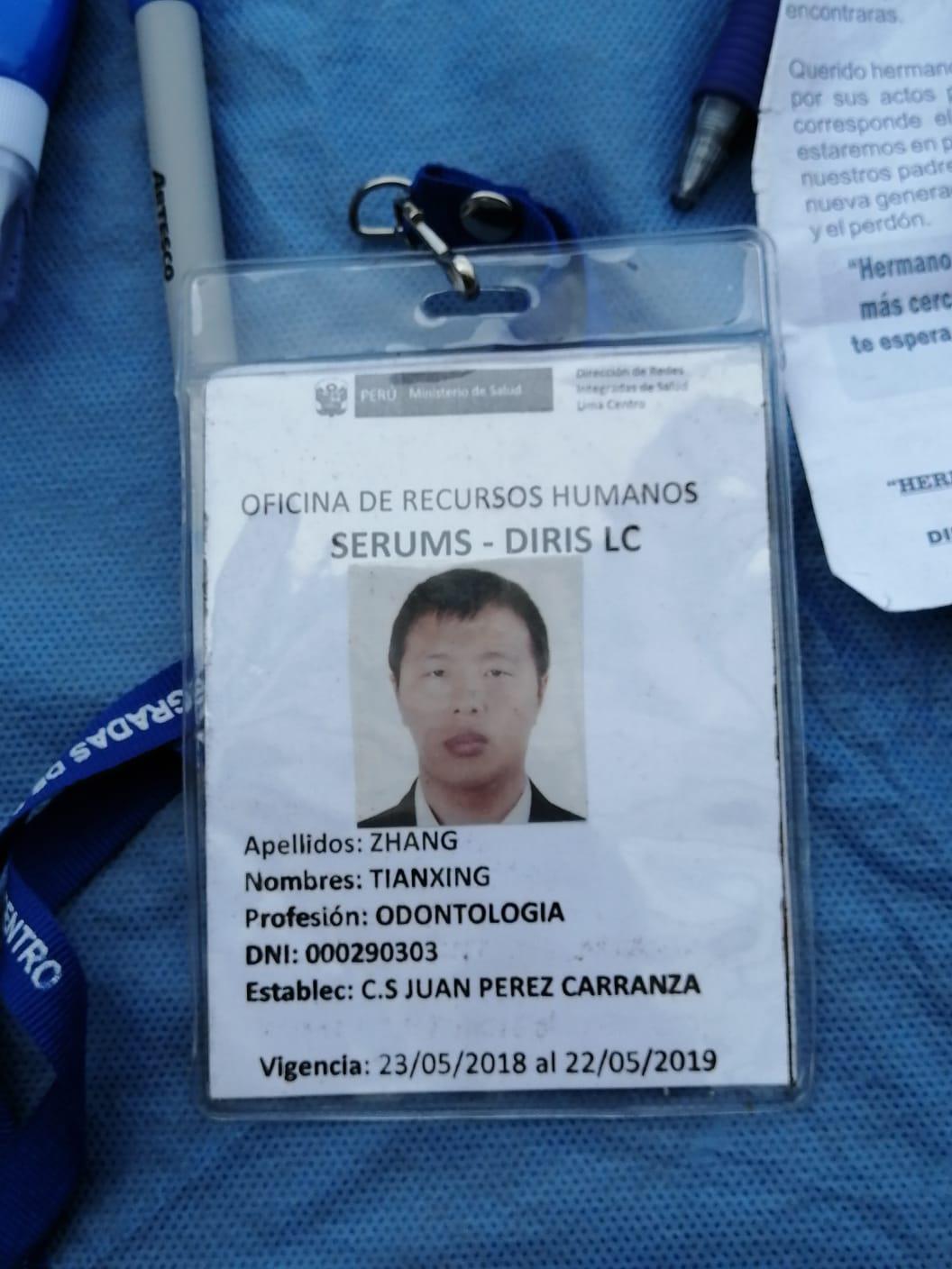 El hombre mostraba un fotochek de identidad del Ministerio de Salud en condición de Serums, que se encontraba vencido desde mayo del 2019. (Foto: PNP)