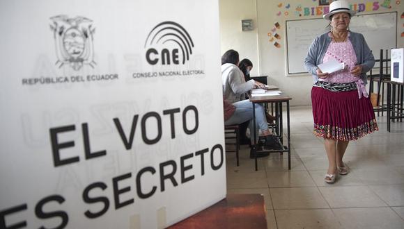 Una mujer indígena vota en un colegio electoral de la Unidad Educativa Fausto Molina en Tarqui, en las afueras de Cuenca, Ecuador, el 15 de octubre de 2023, durante la segunda vuelta presidencial. (Foto de Fernando Machado / AFP)