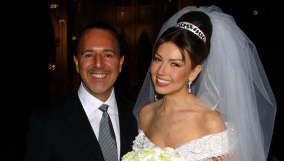 Thalía junto  Tommy Tommola hace 17 años, la noche de su boda. (Foto: AP)
