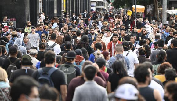 La gente camina en la intersección de la calle Eje Central el 21 de octubre de 2022 en el centro de México. (Foto por ALFREDO ESTRELLA / AFP)
