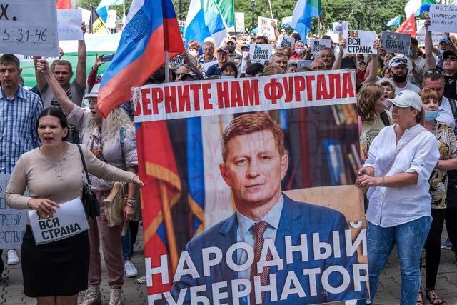 La gente lleva una pancarta que dice "Devuélvanos (Serguéi) Furgal", durante una manifestación no autorizada en apoyo al gobernador detenido. Imagen tomada en la ciudad de Jabárovsk (Rusia). (AFP).