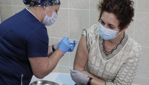 Un trabajador médico administra una vacuna de prueba contra el coronavirus en Moscú (Rusia), el 17 de setiembre de 2020. (EFE/EPA/SERGEI ILNITSKY).