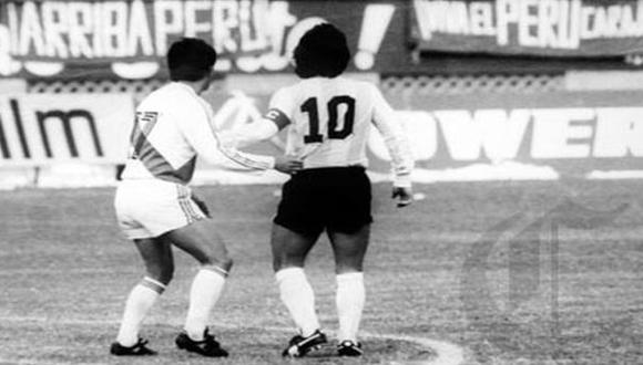Reyna y Maradona, de espaldas, en el Perú-Argentina de 1985. Un clima controversial rodeó el partido.