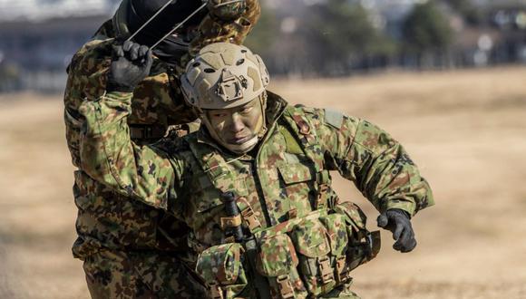 Paracaidistas participan en un ejercicio militar conjunto entre Japón, Gran Bretaña, Australia y Estados Unidos en Narashino, Funabashi, prefectura de Chiba, el 8 de enero de 2023. (Yuichi YAMAZAKI / AFP).