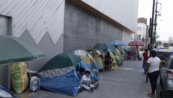 Los padres de familia acampan en los exteriores del INSN de Breña a la espera de una cita médica. (Foto: Hugo Pérez)