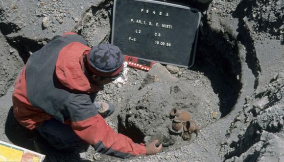 La apertura de una de las tumbas en la cima del Misti el 15 de setiembre de 1998.(MUSEO SANTUARIOS ANDINOS - JOHAN REINHARD)